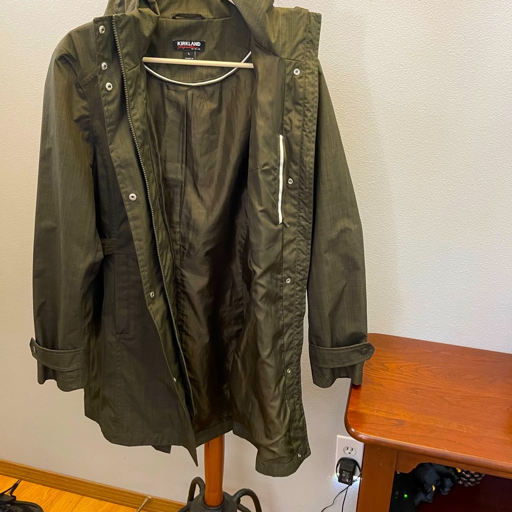 Raincoat cute olive color wore once Like new. Hood zips off